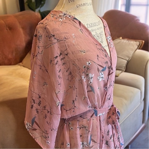 Sheer kimono. Can also be worn as a swimsuit cover up. Gorgeous mauve color. - Picture 6 of 17